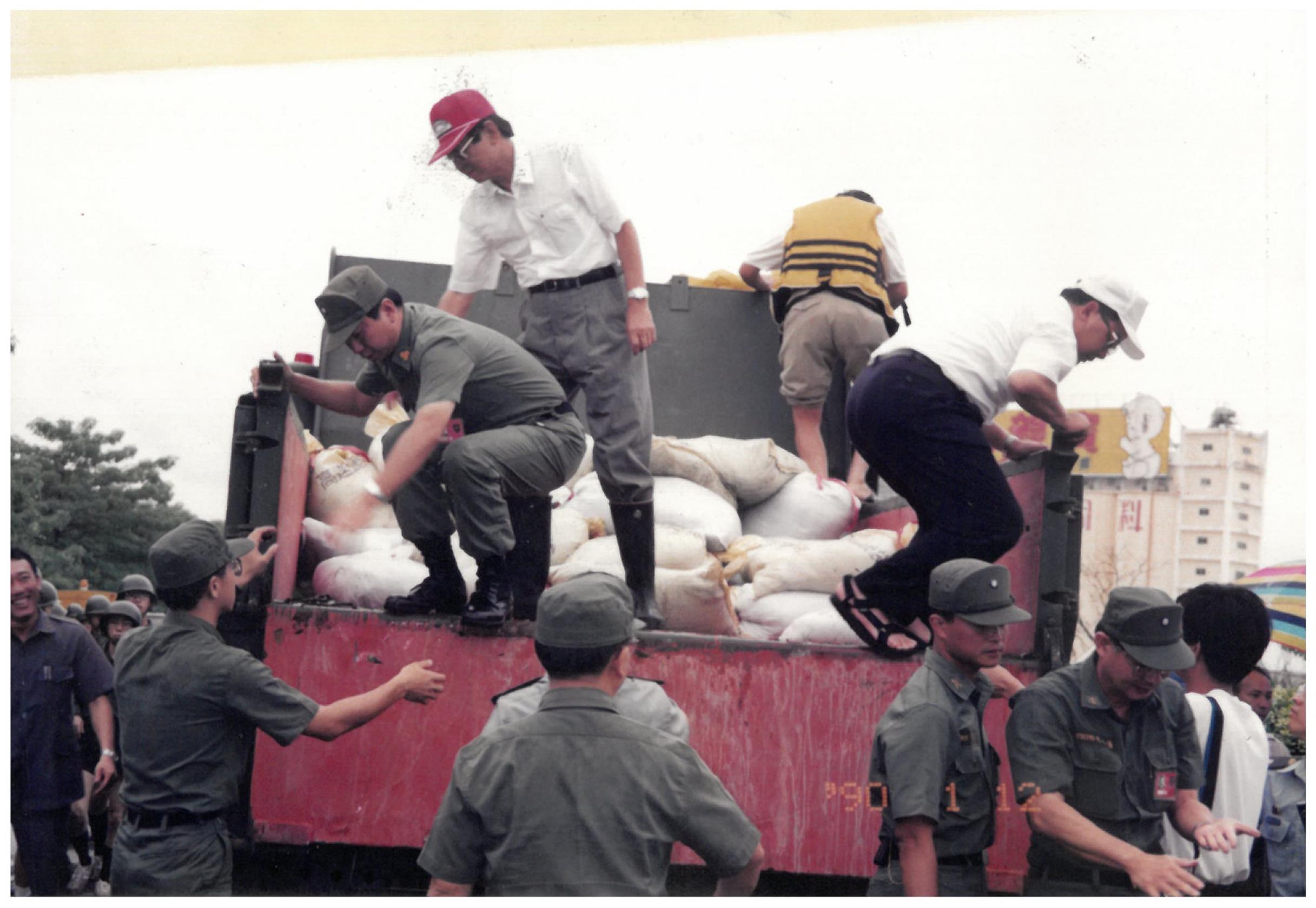 只有軍用卡車能順利巡視淹水的高速公路